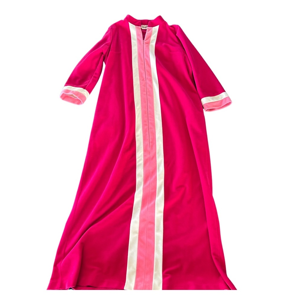 Incredible Mrs Roper vintage 60s Vanity Fair house coat robe pink zip front soft
